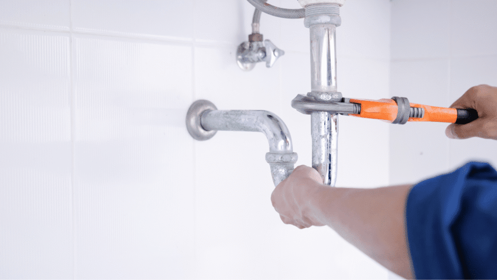 Plumbing Problems in Oxnard Homes? Here’s When to Call a Pro